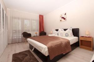 um quarto de hotel com uma cama e uma janela em Ariel apartmanok em Siófok