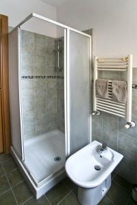 ein Badezimmer mit Dusche, Toilette und Waschbecken in der Unterkunft Flat - INTERO appartamento in Bentivoglio