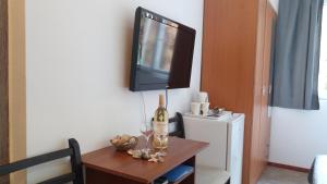 TV a/nebo společenská místnost v ubytování Kiara room - self check in