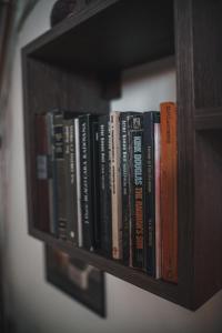 a book shelf with a bunch of books on it at Viola i Detelina Apartments in Perućac