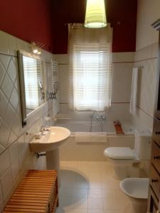 a bathroom with a sink and a toilet and a tub at Casa Vacanze Prato Verde in Zafferana Etnea