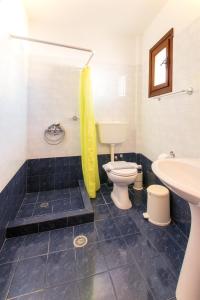 bagno con servizi igienici e lavandino di Stefanis House a Città di Skiathos