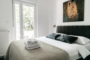 um quarto com uma cama com duas toalhas em Nu-Apartments em Zagreb