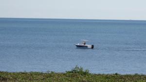 een boot in het midden van een grote hoeveelheid water bij Ocean Oasis at Ocean Pointe in Tavernier