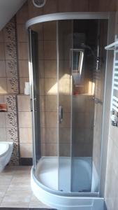 Kúpeľňa v ubytovaní Leśny Dworek - Apartamenty SUPER z TV i salonem kominkowym