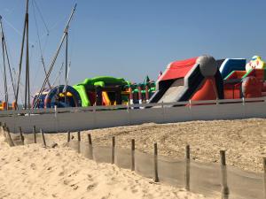 un gruppo di attrezzature per il parco giochi sulla spiaggia di La digue 45 Rue des Lais de Mer a Bénerville-sur-Mer Altre 32 foto