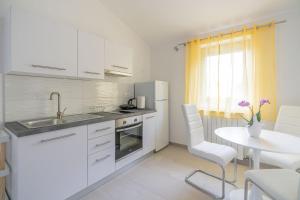 Kuchyňa alebo kuchynka v ubytovaní Apartments Norma