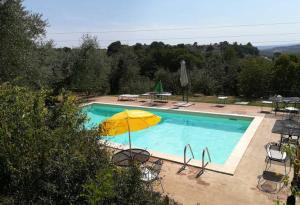 Agriturismo Marinella游泳池或附近泳池的景觀