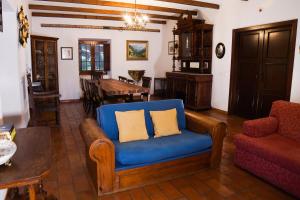 a living room with a blue couch and a table at Casas do Vale da Rainha in Portimão