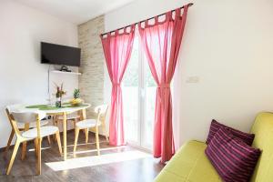 TV a/nebo společenská místnost v ubytování Apartments CAPE Deluxe