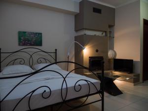 ラガナスにあるDolce Vita Apartmentのベッドルーム(ベッド1台、デスク、テレビ付)