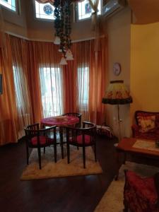 Vila Kraljica في فردنيك: غرفة معيشة مع طاولة وكراسي وأريكة