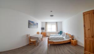 a bedroom with two twin beds and a window at Gästehaus Marion in Dettingen an der Erms