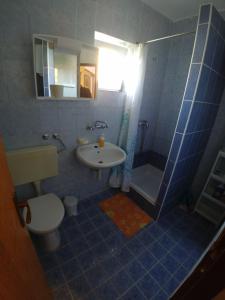 Koupelna v ubytování Apartmani Sali Seaview