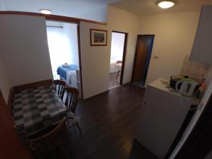 Kuchyň nebo kuchyňský kout v ubytování Apartmani Sali Seaview