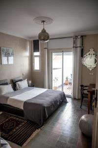 Postel nebo postele na pokoji v ubytování Dar Sami, Riad Bab Kasbah