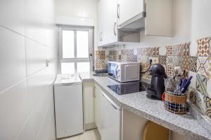 małą kuchnię z blatem z kuchenką mikrofalową w obiekcie Apartamento Candela w Salamance