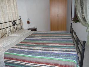 Säng eller sängar i ett rum på Dammuso dei Pini