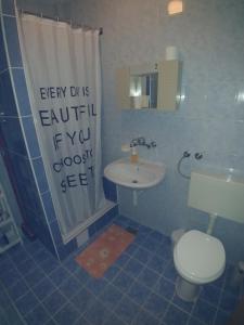 Koupelna v ubytování Apartmani Sali Seaview