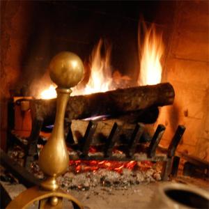 uma lareira com um fogão com fogo em Affittacamere San Lorenzo em Norcia