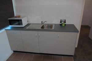 a kitchen counter with a sink and a microwave at Black Rock Inn in Blackwater