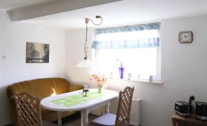 a table and chairs in a room with a window at Ferienwohnung Süderdeich in Neukirchen