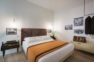 a bedroom with a large bed in a room at Relais Pensiero in Verona