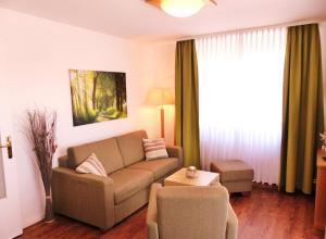 ein Wohnzimmer mit Sofa und Tisch in der Unterkunft Ferienwohnung 14 - Sofia Haus Hühnergott in Ostseebad Sellin