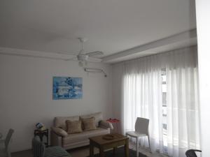 uma sala de estar com um sofá e uma janela em Paseo Victorica al 700 em Tigre