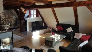 a living room with a couch and a tv at Ferienwohnung Casa da Maria in Langelsheim