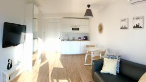 Kuchyňa alebo kuchynka v ubytovaní Apartament Poznańska24
