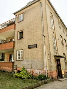 um edifício de tijolos com uma placa de rua. em Bankowa 8 Guest Rooms em Zielona Góra