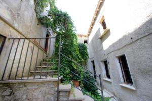エーリチェにあるLa scalettaの蔦の建物につながる階段