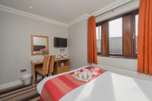 ブラッドフォードにあるBest Western Bradford Guide Post Hotelのベッドルーム1室(ベッド1台、食料品のトレイ付)