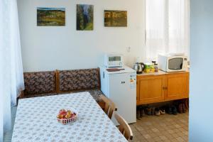 Family House Moravsky Kras في Vilémovice: مطبخ مع طاولة عليها صحن من الفواكه