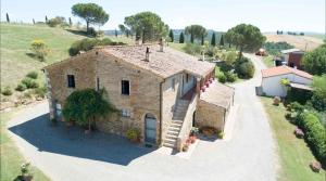 una vista aerea di una casa in pietra con scala di Agriturismo Poderino a San Quirico dʼOrcia