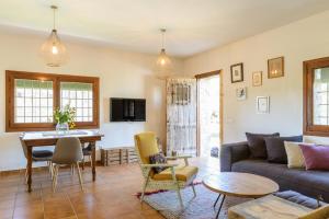 Cal Menescal في Les Olives: غرفة معيشة مع أريكة وطاولة