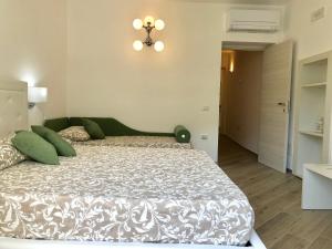 una camera da letto con un letto grande con cuscini verdi di Trifoglio Apartment a Maiori