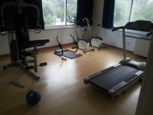 een fitnessruimte met diverse fitnessapparatuur in een kamer bij Grand Hotel Golf in Tirrenia