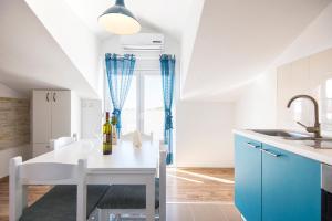 Kuchyň nebo kuchyňský kout v ubytování Apartments CAPE Deluxe