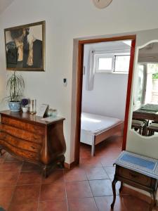 a room with a dresser and a mirror and a bench at Apartment Džoni in Split