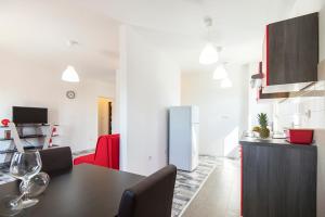 Kuchyň nebo kuchyňský kout v ubytování Apartments CAPE Deluxe