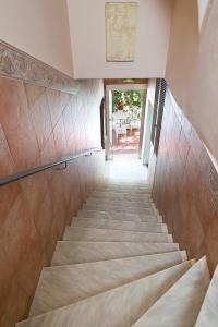 un escalier menant à un bâtiment orné d'une peinture murale. dans l'établissement Marble House, à Athènes