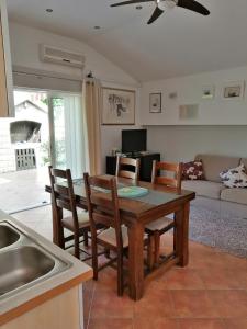 a kitchen and living room with a table and chairs at Apartment Džoni in Split