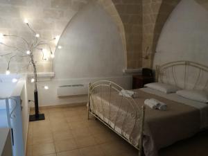 1 dormitorio con 1 cama con techo abovedado en Casa Vacanza Bella Vista, en Matera