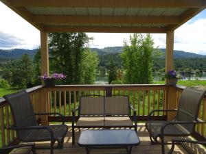 una terraza con sillas y vistas al lago en Eagle's Nest Motel, en Priest River