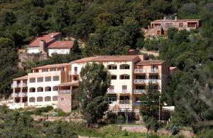 un edificio al lado de una montaña en Capo D'orto - Porto - Corse, en Porto Ota