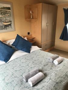 een slaapkamer met een bed met handdoeken erop bij Rockley Park - Coral in Poole