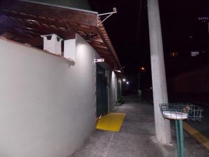 un pasillo de un edificio por la noche en Hostel São José Dos Campos, en São José dos Campos