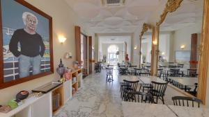 Restaurace v ubytování Hôtel L'orque Bleue